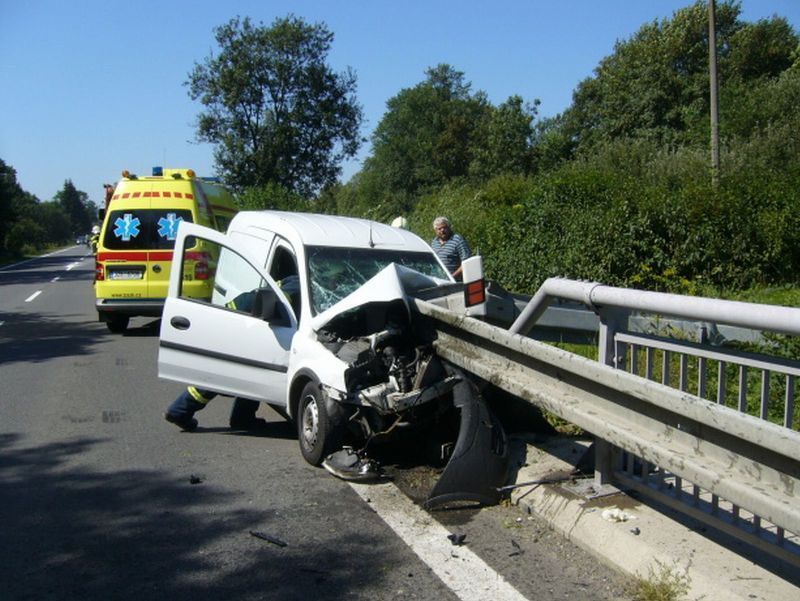 Řidič strhl auto do svodidel