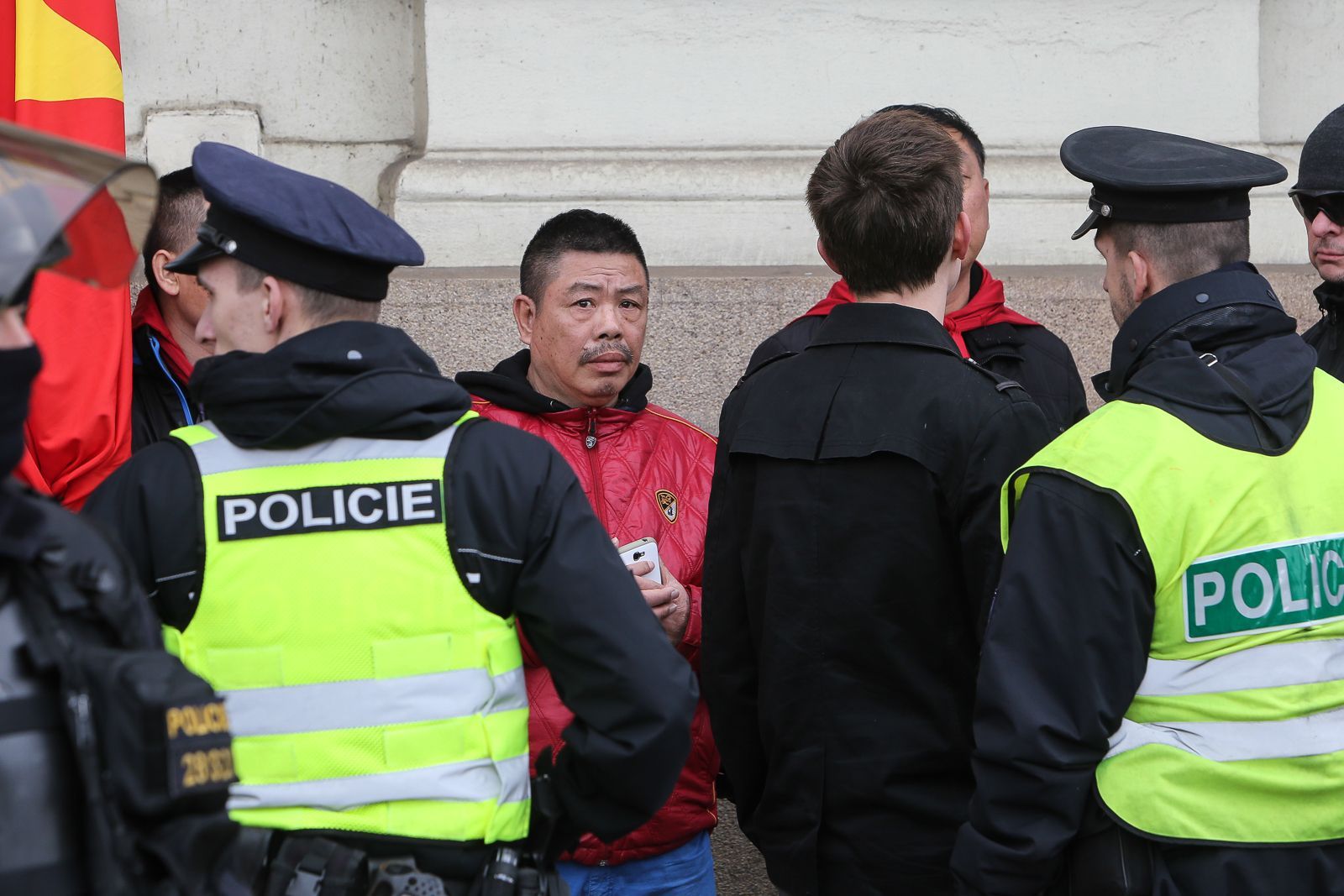 Pro a proti čínští demonstranti u Národního divadla