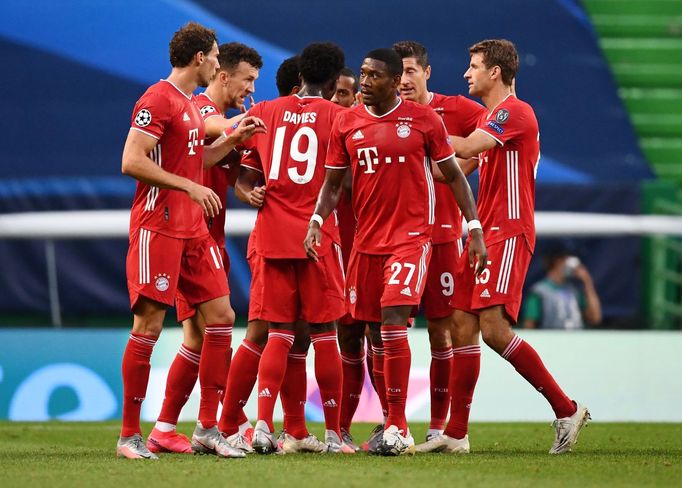 Bayern slaví gól v semifinále Ligy mistrů proti Lyonu.