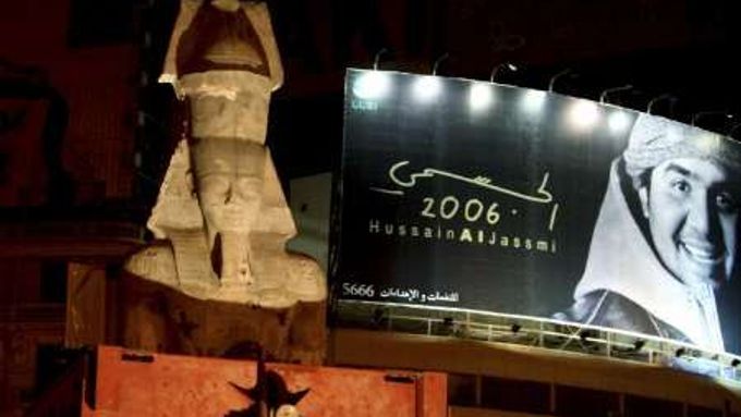 Pomocí speciální ocelové konstrukce, gumové pěny a dvou speciálních nákladních automobilů bude socha Ramsese II. převezena do třicet kilometrů vzdáleného Velkého egyptského muzeum v Gize.