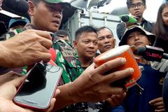 Potápěči našli druhou černou skříňku zříceného indonéského letounu Lion Air