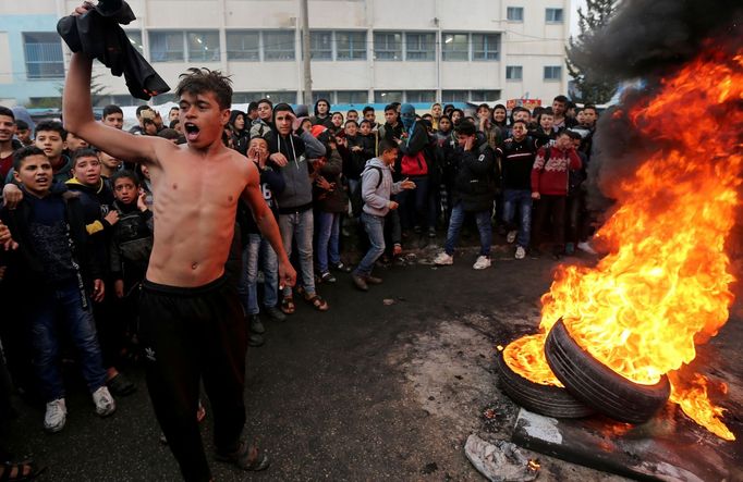 Demonstrace proti plánu Donalda Trumpa v pásmu Gazy.