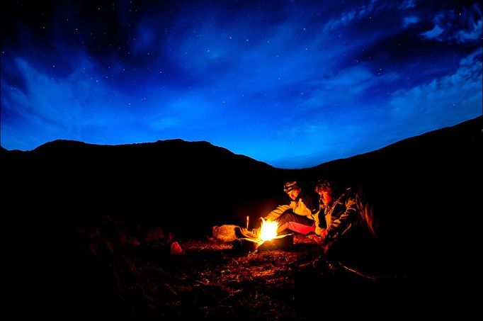 Petr Jan Juračka (vlevo; fotograf) a Jiří Džorč Černý nad večerním ohněm u jezera Qarlissuit v Grónsku.