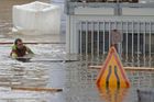 Foto: Voda klesá jen pomalu. Francouzi se bojí, že najdou další oběti