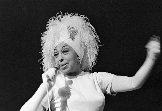 Francouzská zpěvačka a tanečnice amerického původu při vystoupení v pražské Lucerně v roce 1970.