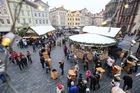 Prošli jsme čtyři vánoční trhy v centru Prahy, abychom se podívali, jestli se nějak změnila bezpečnostní opatření po včerejším teroristickém útoku v Berlíně.