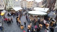 Prošli jsme čtyři vánoční trhy v centru Prahy, abychom se podívali, jestli se nějak změnila bezpečnostní opatření po včerejším teroristickém útoku v Berlíně.