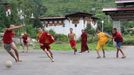 Mladí mniši hrají fotbal v Bhútánu – v zemi, jež měří místo hrubého domácího produktu (HDP) své „hrubé národní štěstí“, GNH (Punakha, 2014).