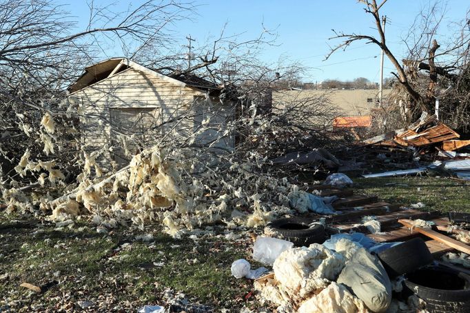 Až 40 tornád zasáhlo šest amerických států. Nejpostiženější je stát Kentucky.