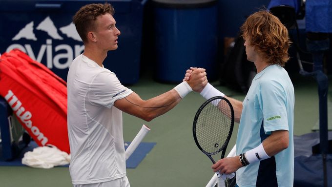 Jiří Lehečka (vlevo) si po prohře ve 3. kole US Open podává ruku s Andrejem Rubljovem.