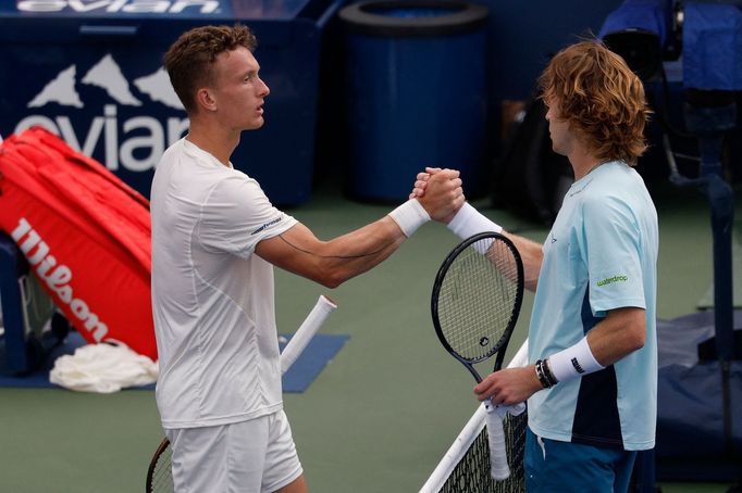 Jiří Lehečka (vlevo) si po prohře ve 3. kole US Open podává ruku s Andrejem Rubljovem.