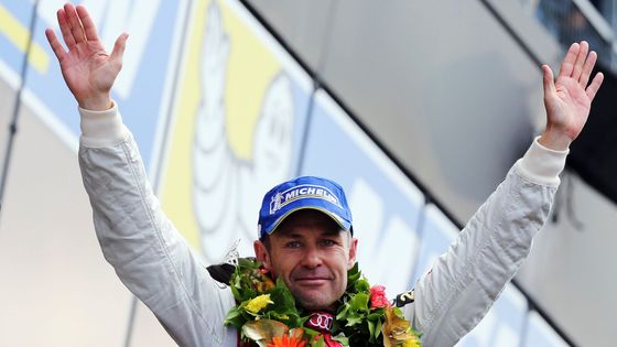 Tom Kristensen věnoval svůj rekordní devátý triumf krajanu Allanu Simosenovi, který v sobotu nepřežil nehodu v úvodu čtyřiadvacetihodinovky. Na snímky ze závodu se můžete podívat v této galerii.