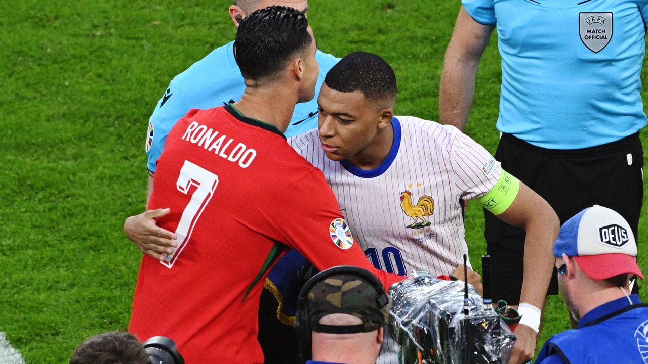 Portugalsko - Francie 0:0. Duel dospěl do prodloužení, Ronaldo se na hřišti trápí