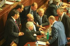Rozpuštěno: Kdy přijde poslanec o auto? A kdy o pas?