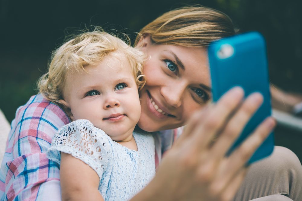 Matka - dítě - sociální sítě - mobil