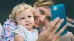 Matka - dítě - sociální sítě - mobil