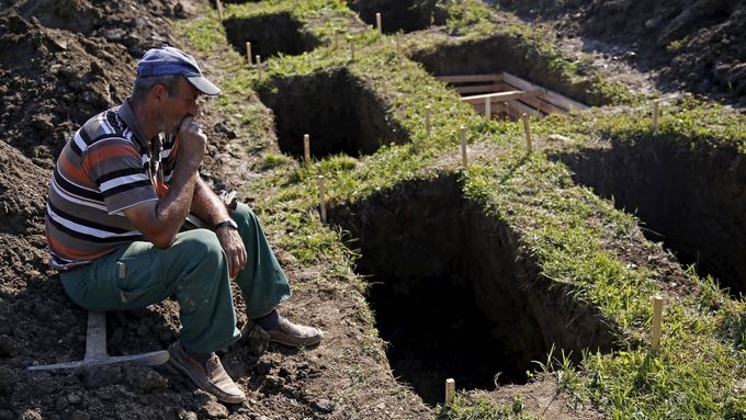 Nově vykopané hroby v Potočari u Srebrenice
