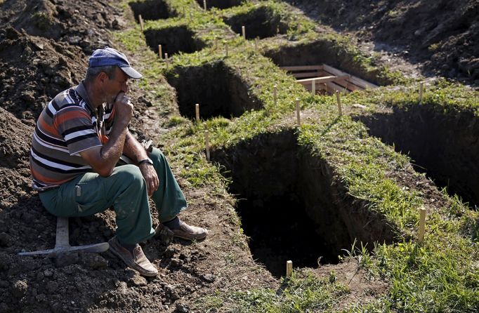 Nově vykopané hroby v Potočari u Srebrenice