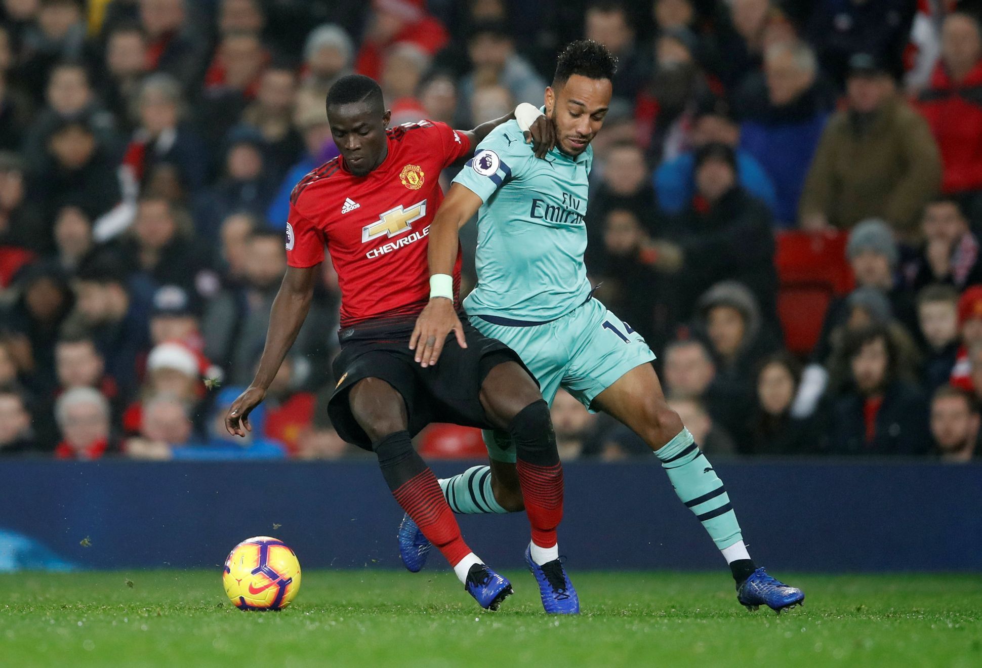 fotbal, anglická liga 2018/2019, Manchester United - Arsenal, Eric Bailly v souboji s Pierrem-Emerickem Aubameyangem