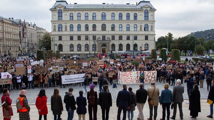 Protestu proti nedostatečnému financování VŠ se v Praze účastnily stovky lidí; Zdroj foto: ČTK
