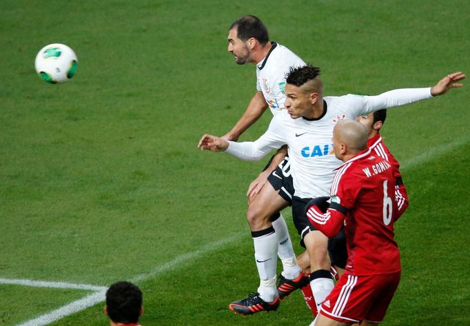 Brazilec Paolo Guerrero (uprostřed) rozhodl semifinále MS klubů mezi Corinthiansem  a Al-Ahlí hlavičkou ve 30. minutě.