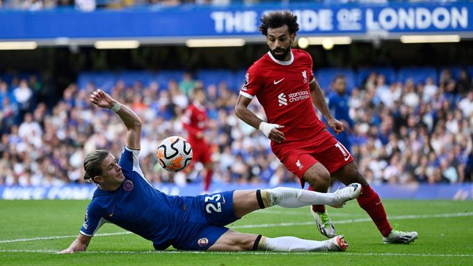 Salah z Liverpoolu (vpravo) v souboji s Gallagherem z Chelsea