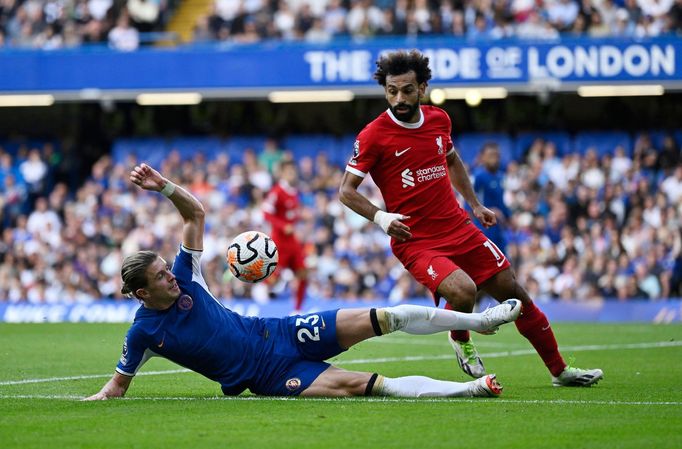 Conor Gallagher z Chelsea (v modrém) a útočník Liverpoolu Muhamad Salah na sebe v Ligovém poháru mohou narazit až ve finále