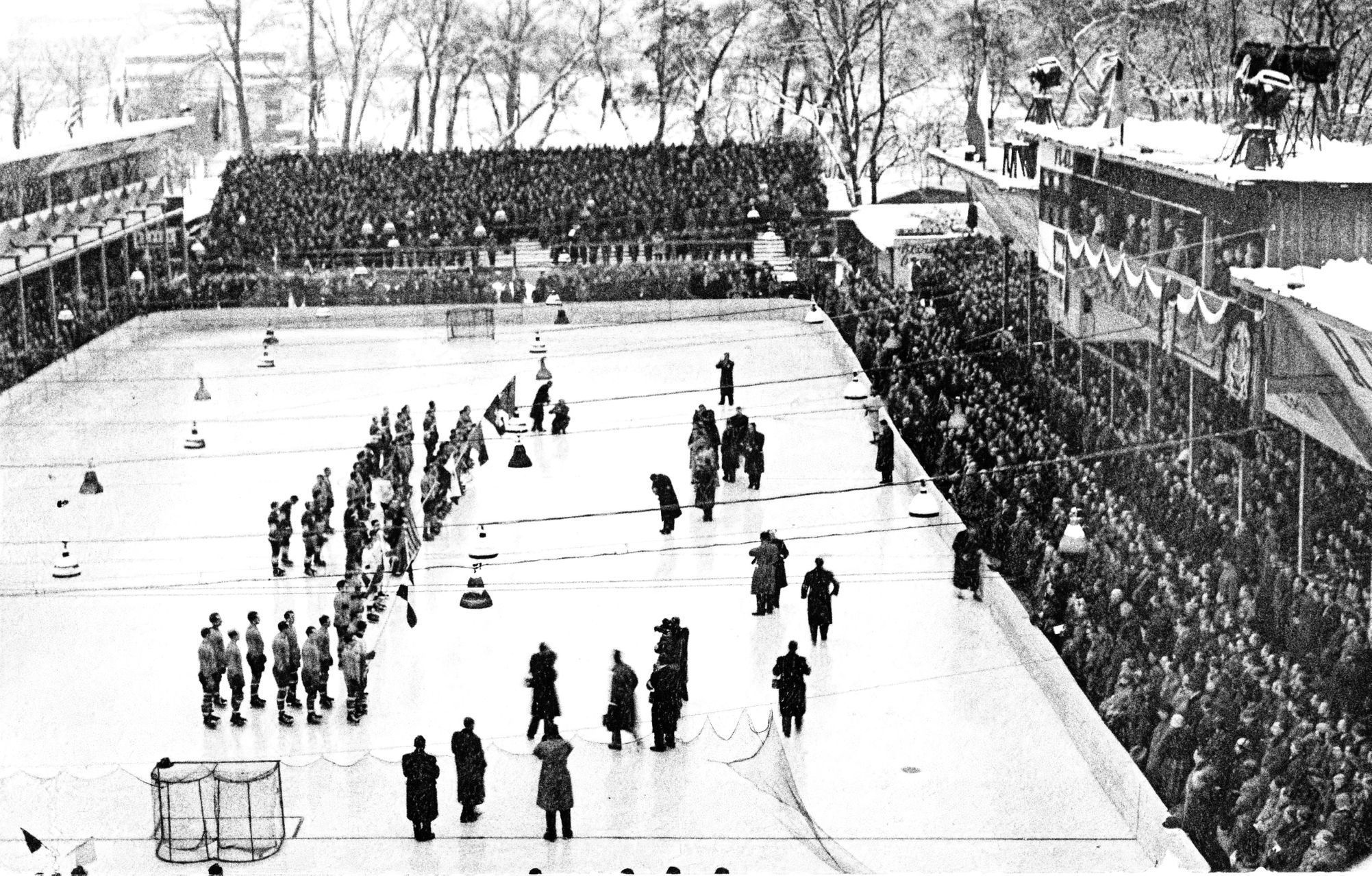 Jednorázové užití / Fotogalerie / Vzpomínka na zaniklý stadion na Štvanici. Pře 90 lety se tam hrál poprvé hokej