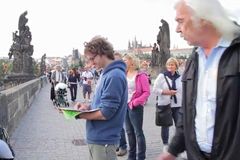 Video: Mela na Karlově mostě. Stánkaři vs. mladí umělci
