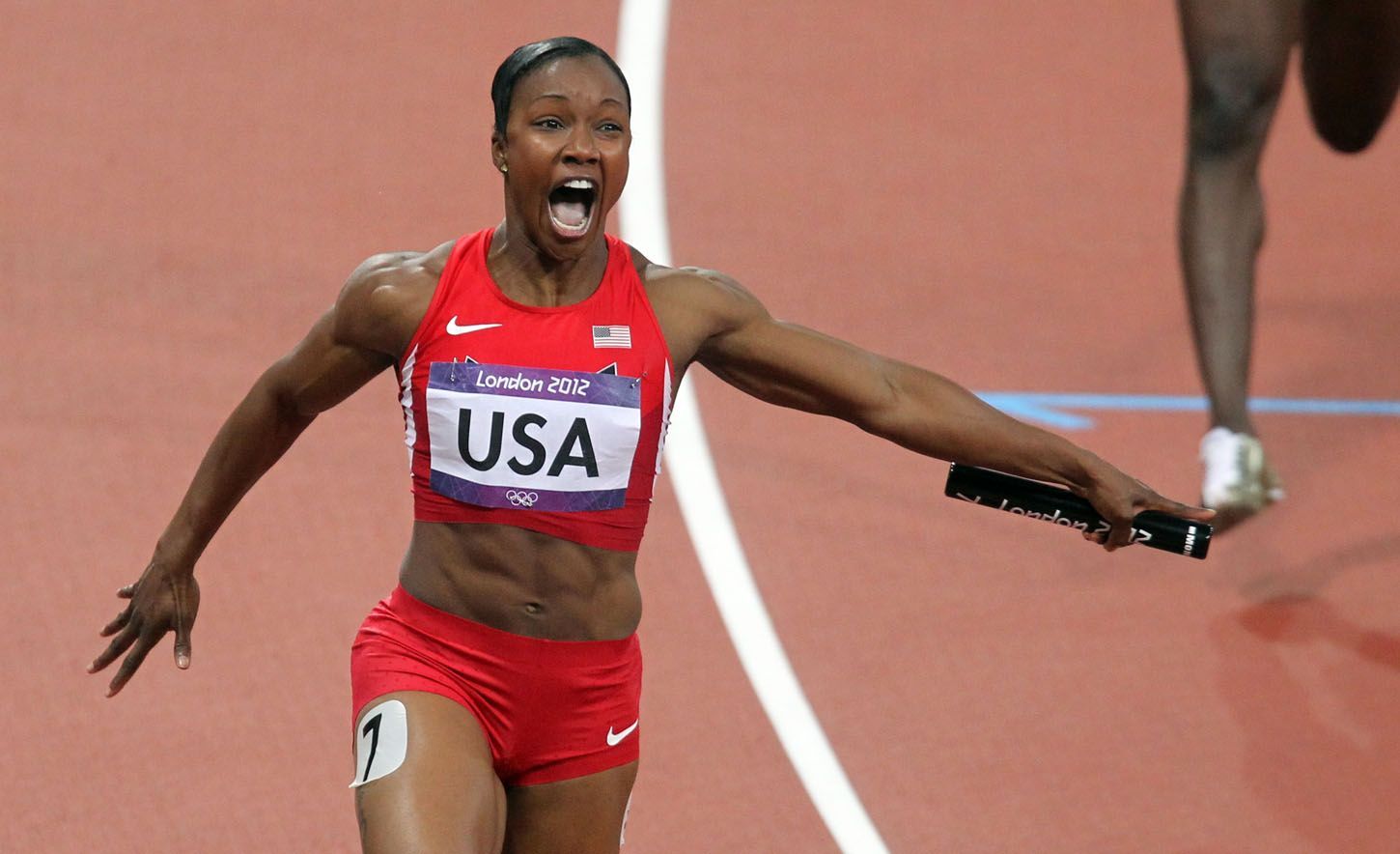 Americká sprinterka Carmelita Jeterová dobíhá štafetu na 4x400 metrů ve světovém rekordu na OH 2012 v Londýně.