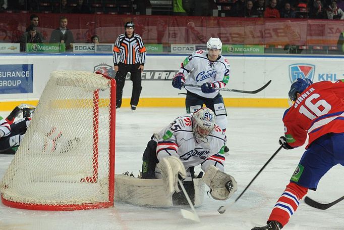 Hokejista Lva Praha Michal Birner v šanci před brankářem Jeffem Glassem a Alexejem Kopejkinem v utkání KHL 2012/13 proti Novosibirsku.