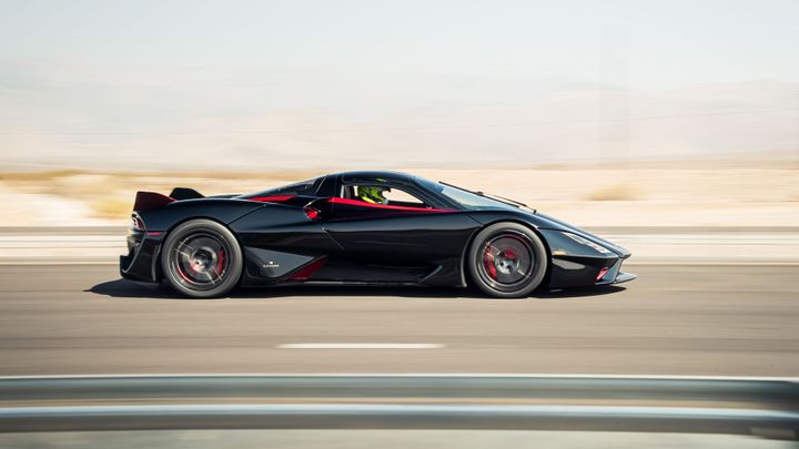 Sériové auto poprvé překročilo rychlost 500 km/h. Podívejte se na záběry z kokpitu