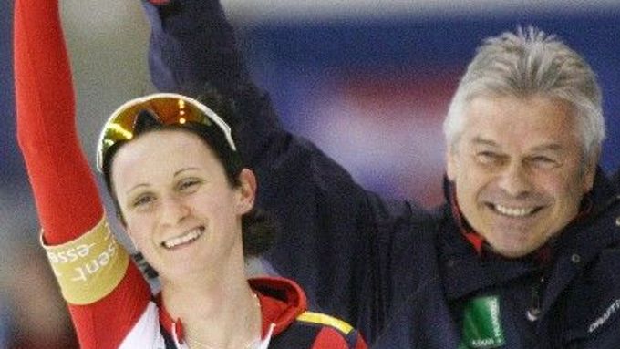Martina Sáblíková se svým koučem Petrem Novákem po triumfu ve Světovém poháru.