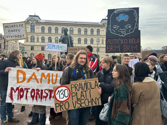Demonstrující studenti se v úterý sešli na náměstí Jana Palacha. Odtud se přesunuli na Hradčanské náměstí, kde zaplnili prostor v okolí Masarykovy sochy.