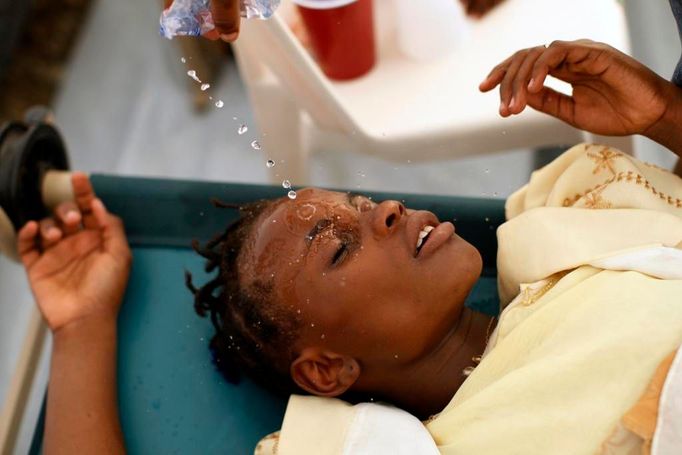 Epidemie cholery se rozšířila do všech deseti departementů země i do hlavního města Port-au-Prince. Podle haitského ministerstva veřejného zdraví se počet úmrtí blíží ke dvěma tisícům, přičemž počet nakažených přesahuje 80 000.