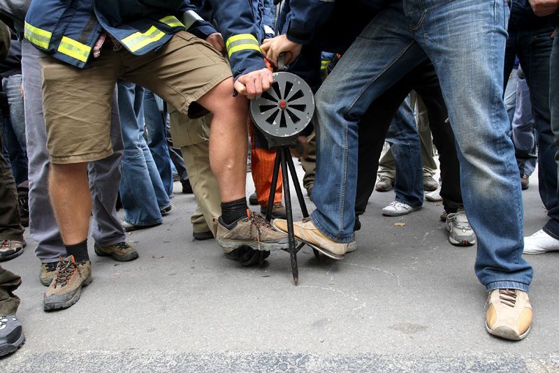Demonstrace policistů a hasičů před ministerstvem vnitra