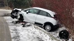 Kvůli sněhu do sebe u Říčan nabourala dvě auta
