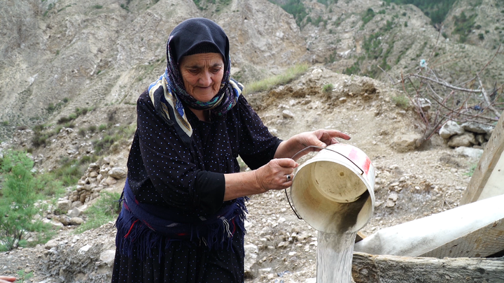 Tady vyrábějí nejlepší sůl na světě. Za kilo a tvrdou dřinu chtějí Dagestánci jmění