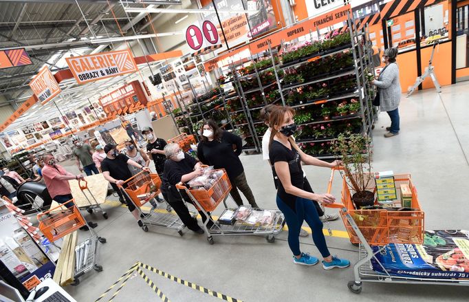 Před Velikonocemi se otevřely hobbymarkety, okamžitě je zaplnili zákazníci (11. dubna 2020)