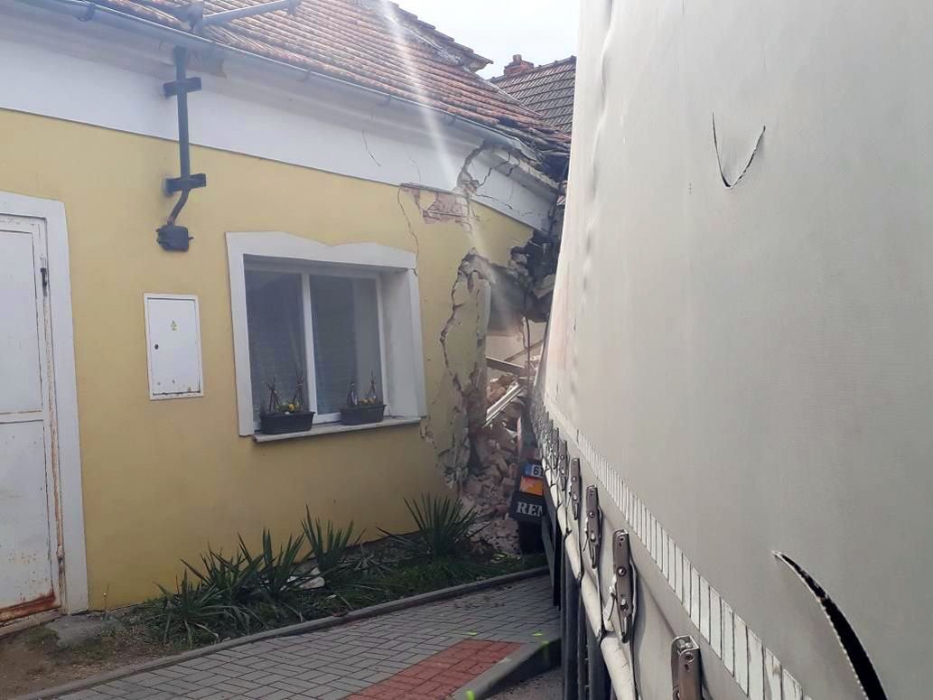 Kamion v Lažánkách narazil do rodinného domu