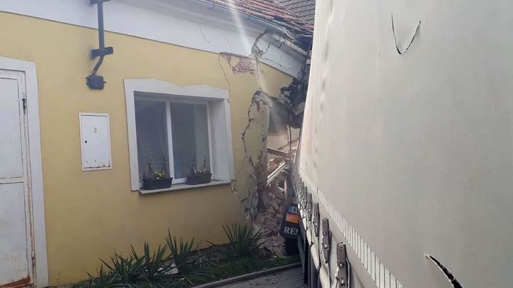 V Lažánkách narazil kamion do rodinného domu, řidič je zraněný