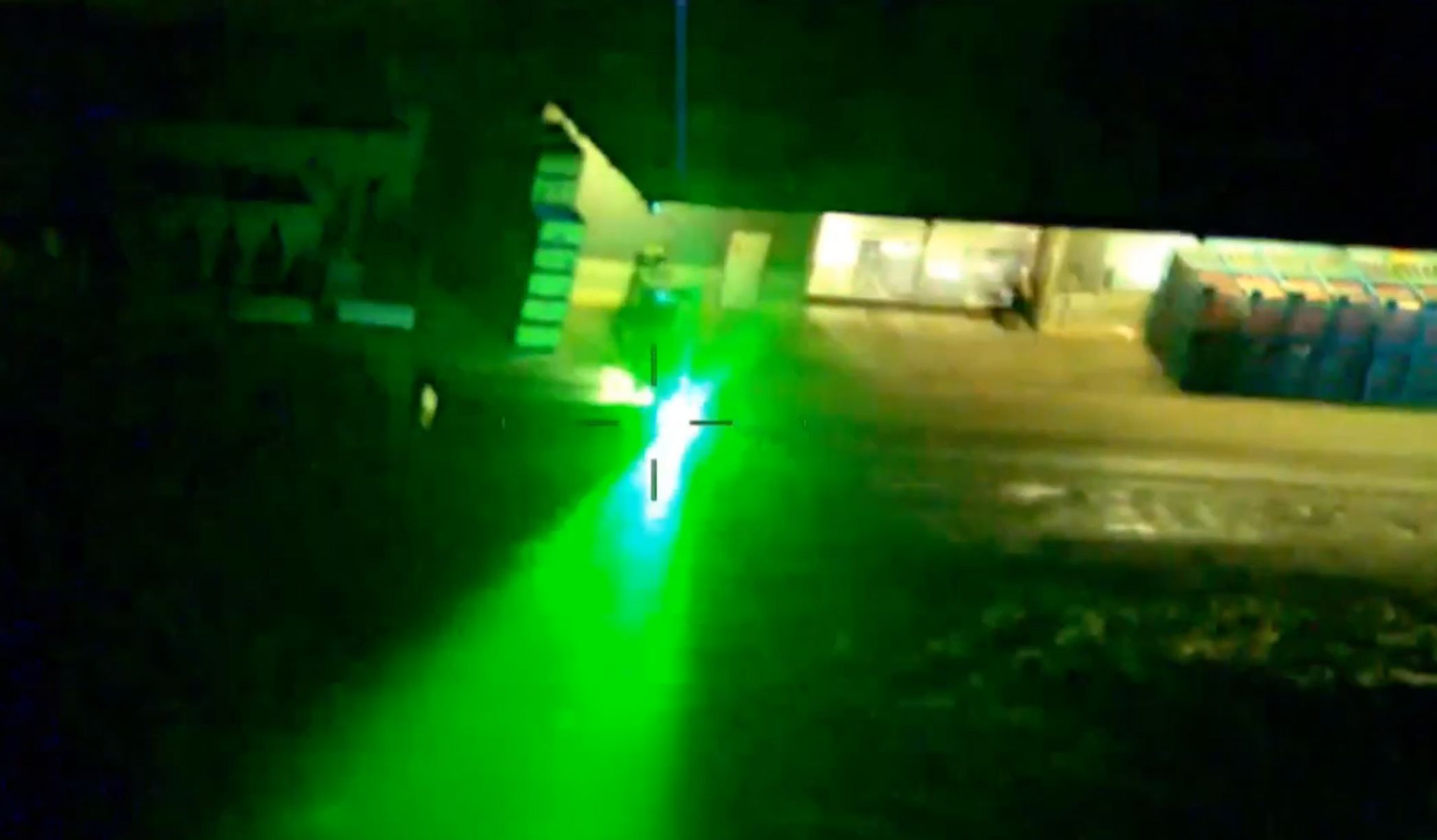 Cizinec laserem oslňuje pilota českého policejního vrtulníku.