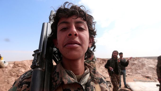 Mladý člen Syrských demokratických sil, který bojuje u Rakky s Islámským státem.