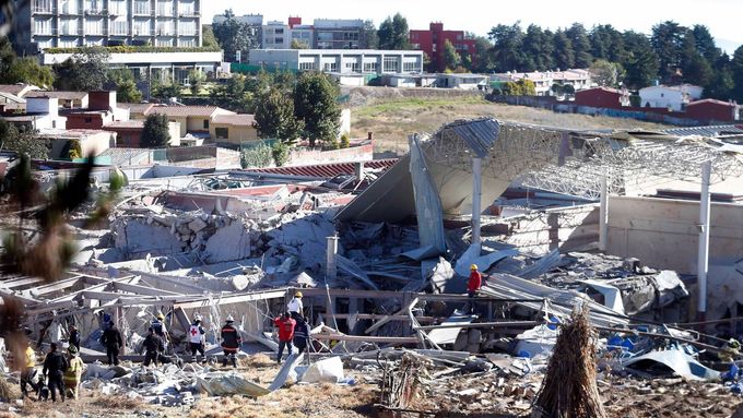 Záchranáři zasahují na místě výbuchu cisterny s plynem před dětskou nemocnicí v Mexiku.