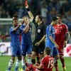 Ramires z Chelsea dostává červenou kartu v Evropském superpoháru