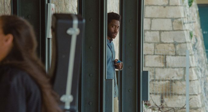 John David Washington jako Beckett.