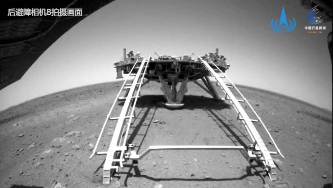 Čínské robotické vozítko Ču-žung opustilo přistávací modul a poprvé vyjelo na povrch Marsu.