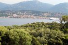 Na Korsice kvůli požárům evakuovali 880 lidí včetně turistů, oheň stále není pod kontrolou