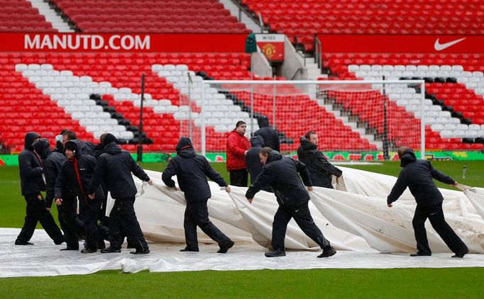 Před zápasem Manchester United -  West Bromwich chránily trávník na Old Trafford velké plachty.