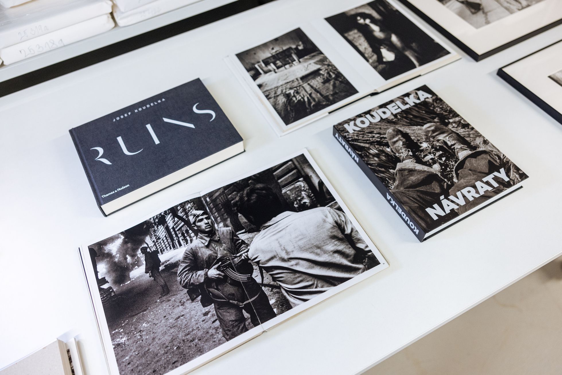 Fotografie Josefa Koudelky v depozitáři Uměleckoprůmyslového musea